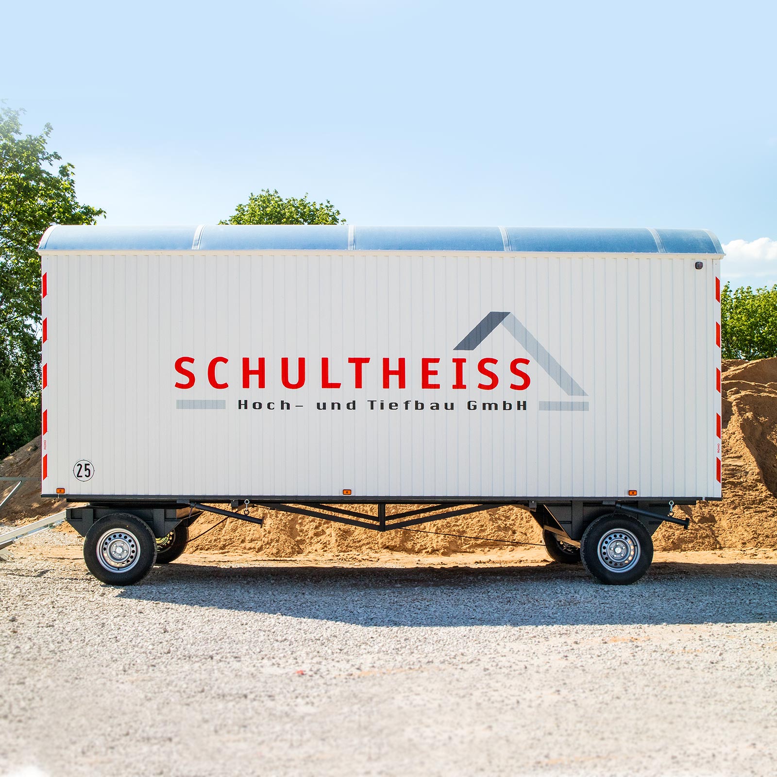 Beklebung mit Folienschriften Bauwagen Schultheiss - Glashaus Nürnberg Werbetechnik